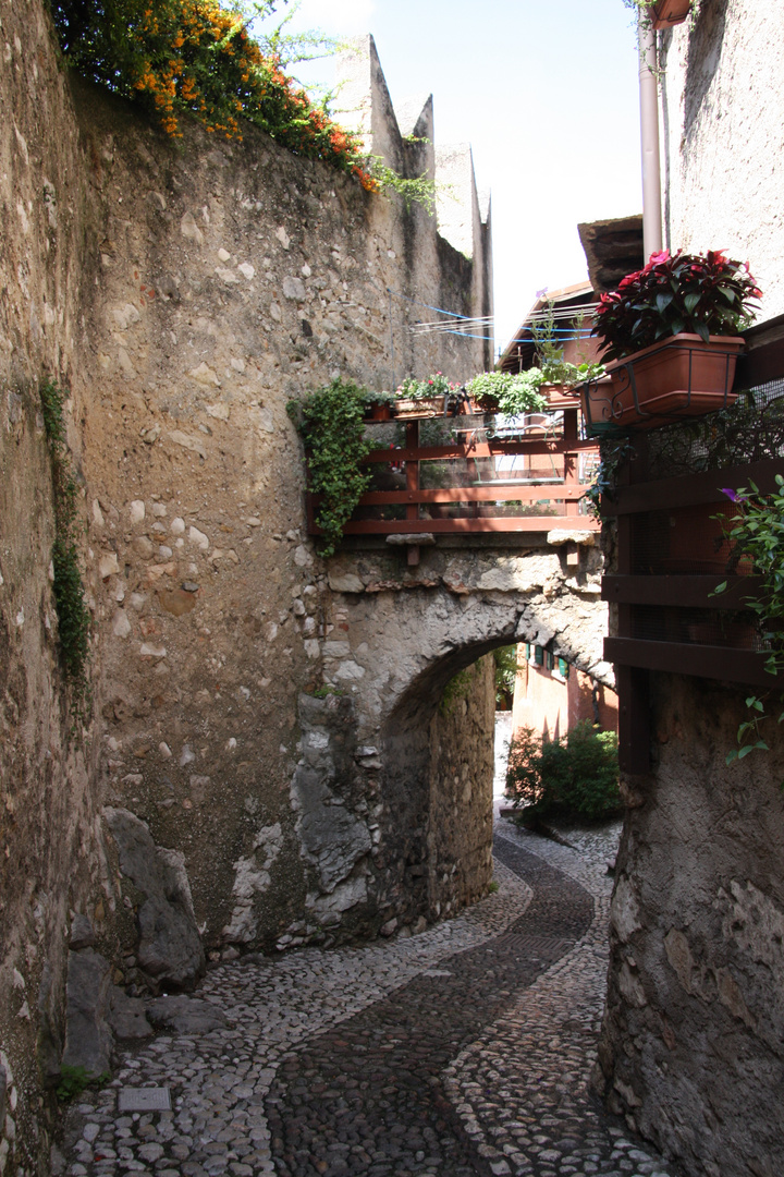 leere Gasse in Malcesine