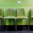 leere grüne Stühle