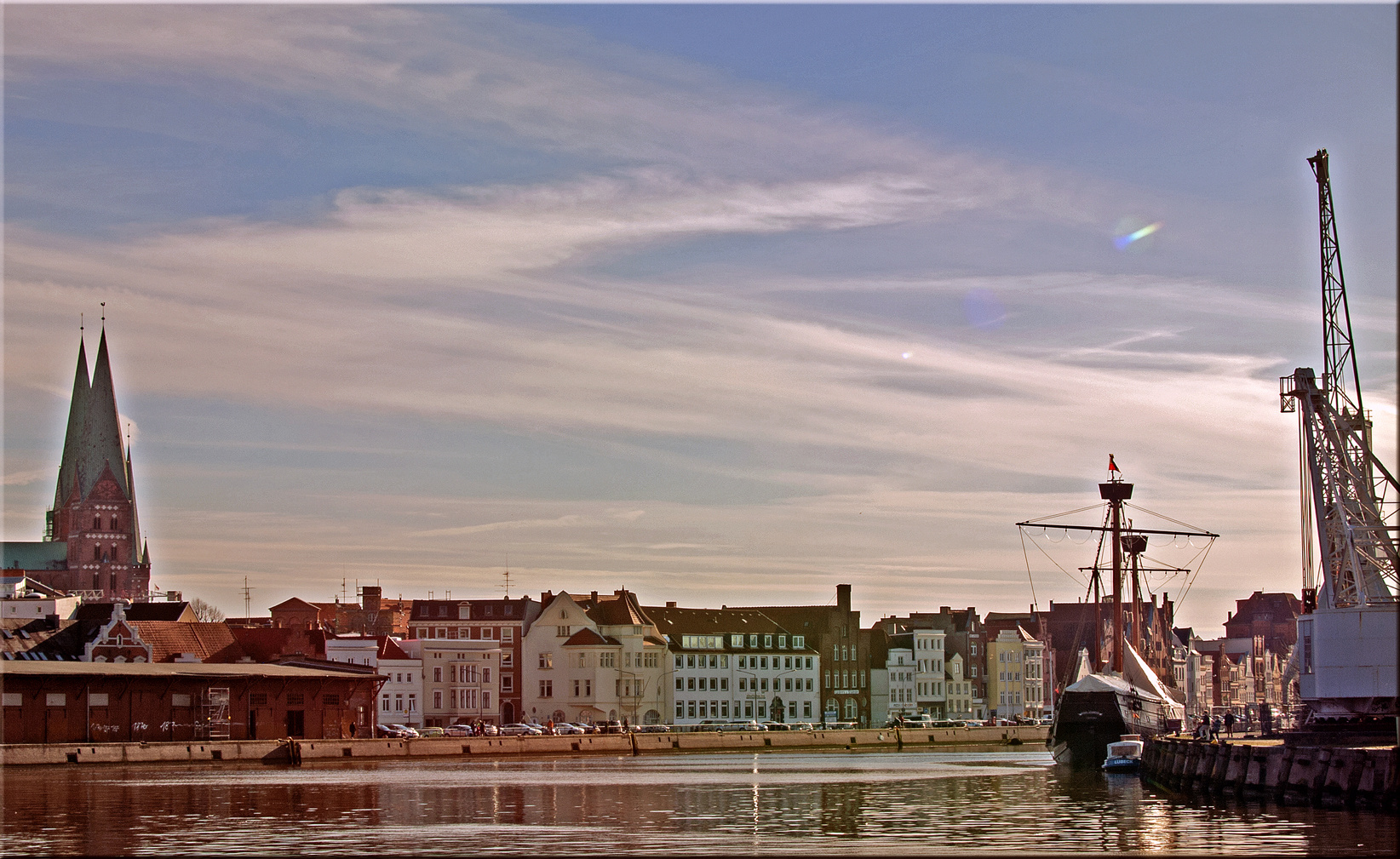 Leere Pier im Lübecker Hafen