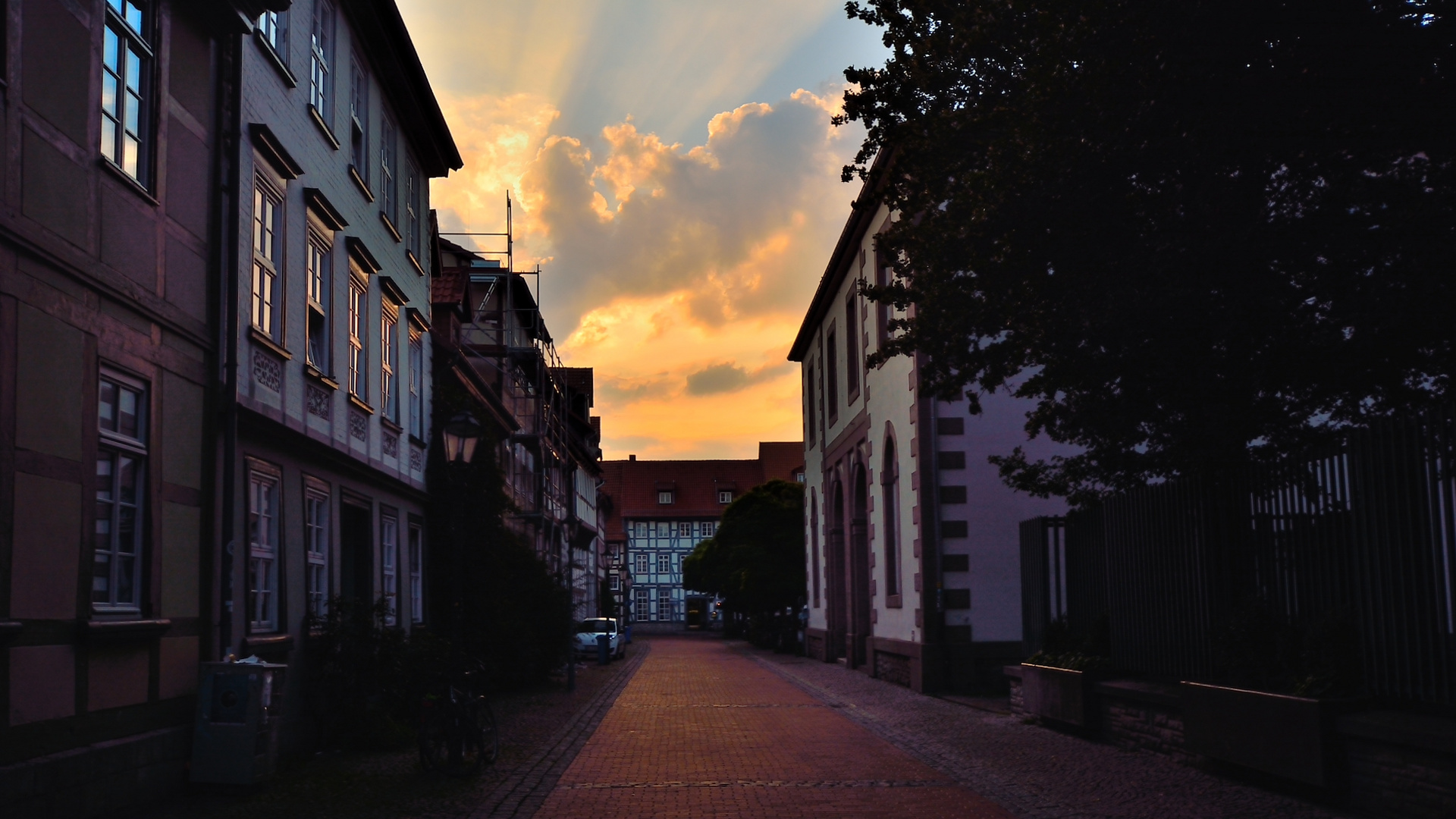 Leere Seitenstrasse, in Göttingens Innenstadt.