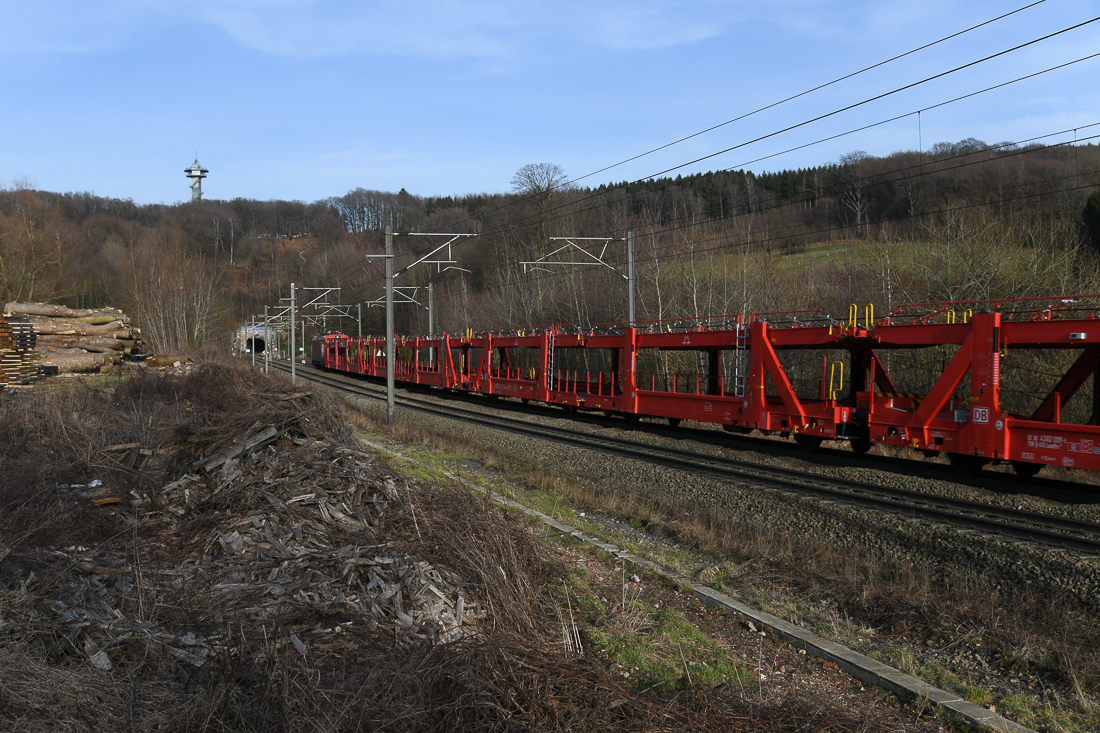 Leerer Autozug vor dem Botzelaer Tunnel (B)