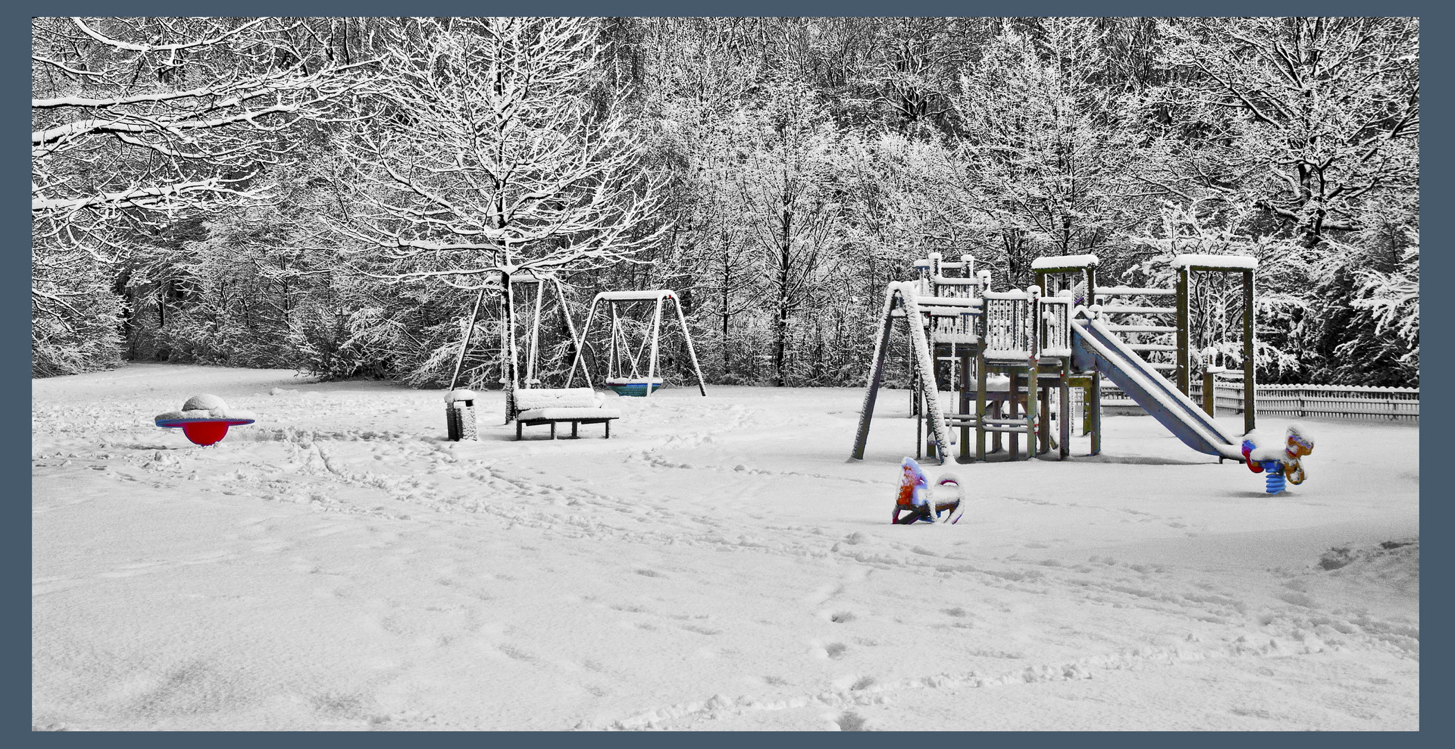 leerer Spielplatz im Winter