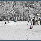 leerer Spielplatz im Winter