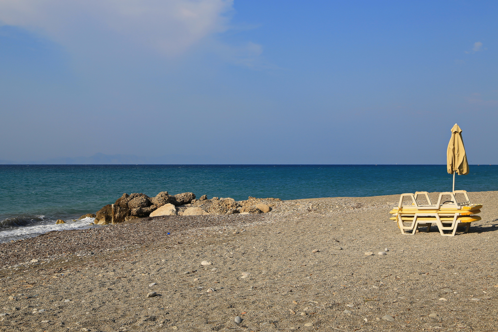 Leerer Strand auf Rhodos