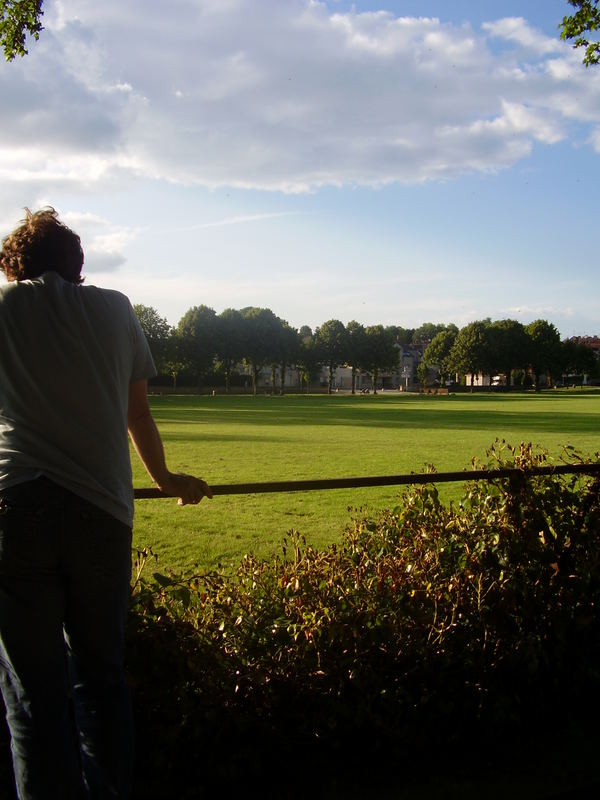 Legèrement à contre jour.