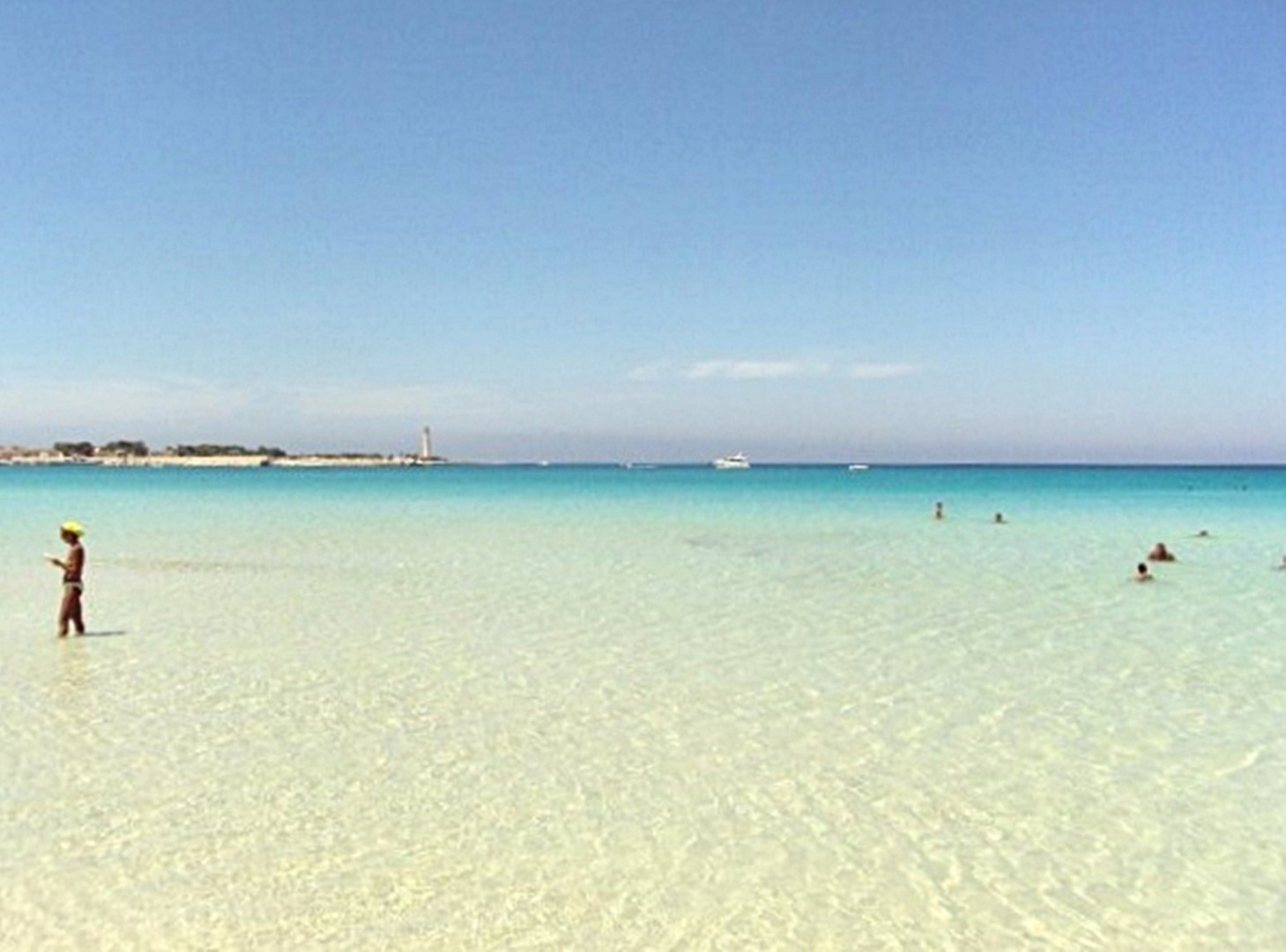 leggere un libro con i piedi in mare ... non ha prezzo