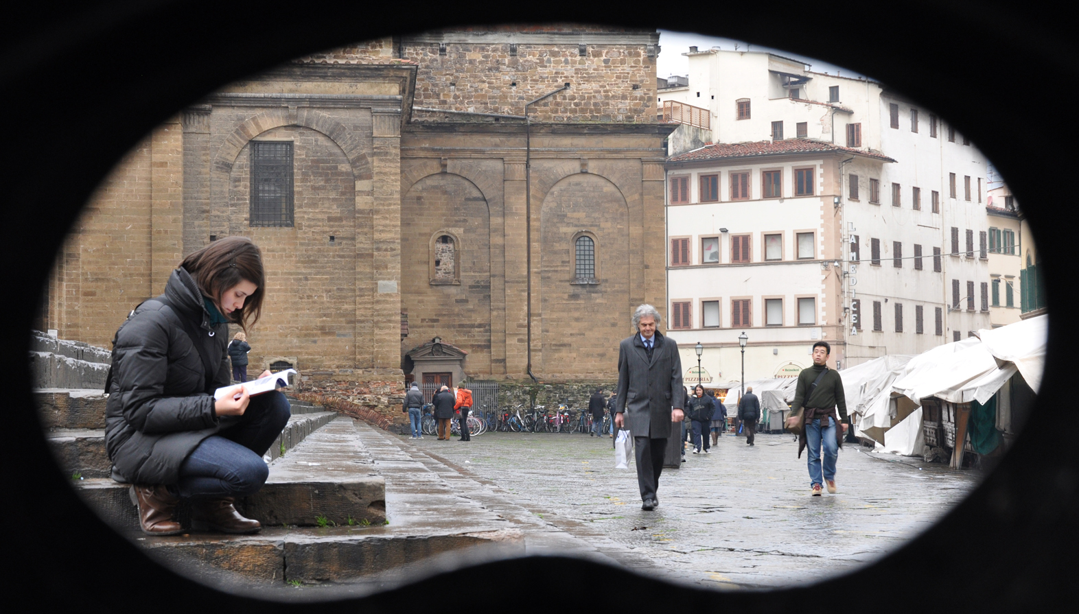 "...leggeva assorta sugli scalini di S.Lorenzo,la fotografai,ignara,tra la fessura di un cestino.."