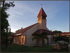 L’Eglise de Bouloupari en fin d’après-midi - Die Kirche von Bouloupari am späten Nachmittag.