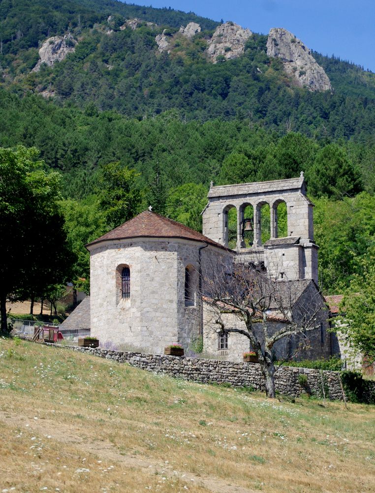 L'eglise de Concoules (gard) et son clocher à peigne ...