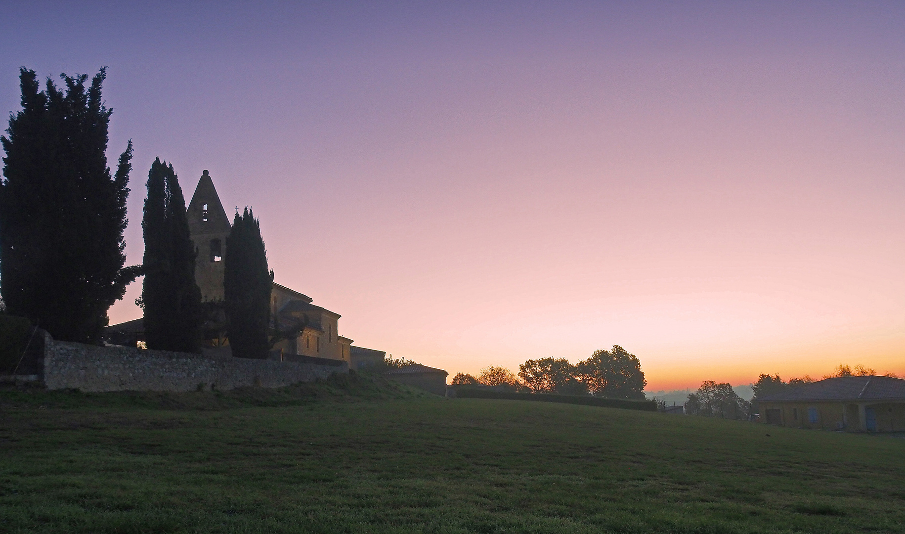 L’Eglise de Saint-Cricq (Gers) à l’aube