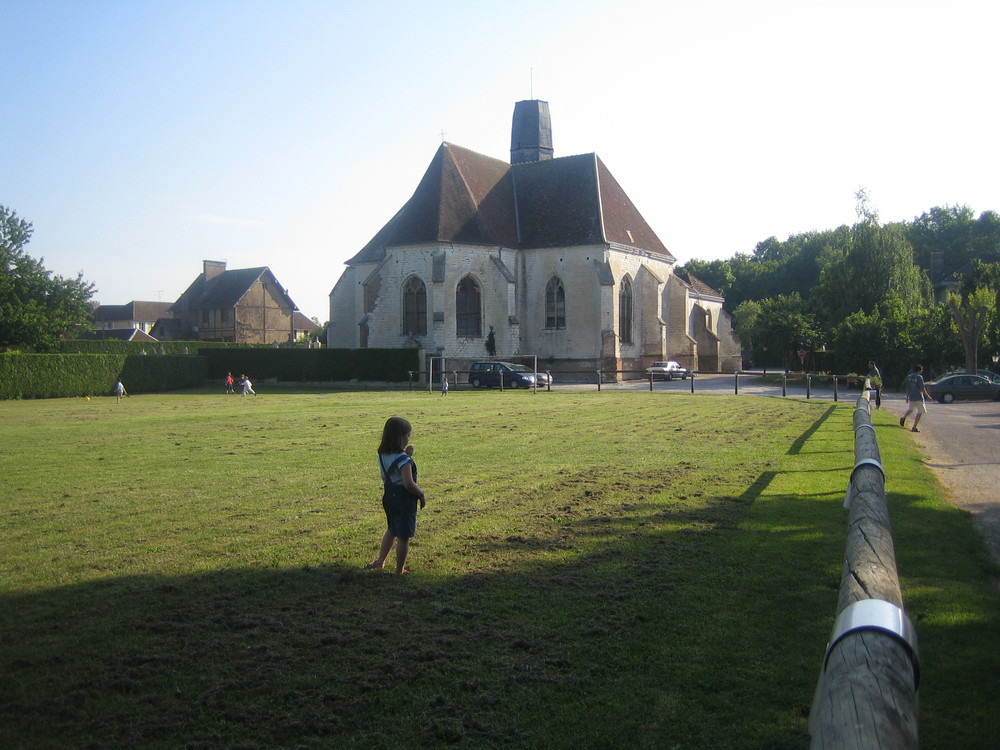 L'église de Saint-Léger-près-Troyes vue du stade.