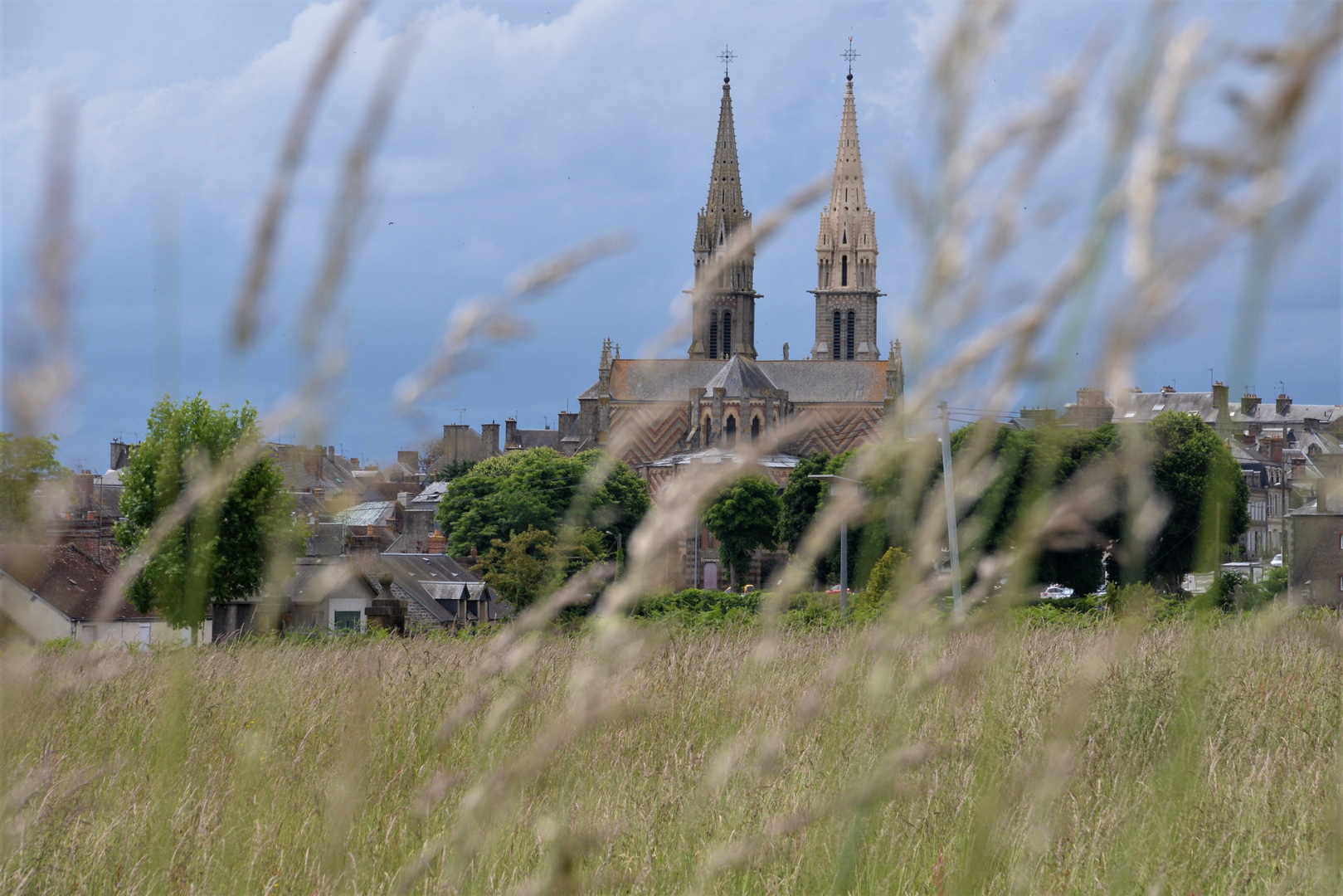 L'église du village vue des champs