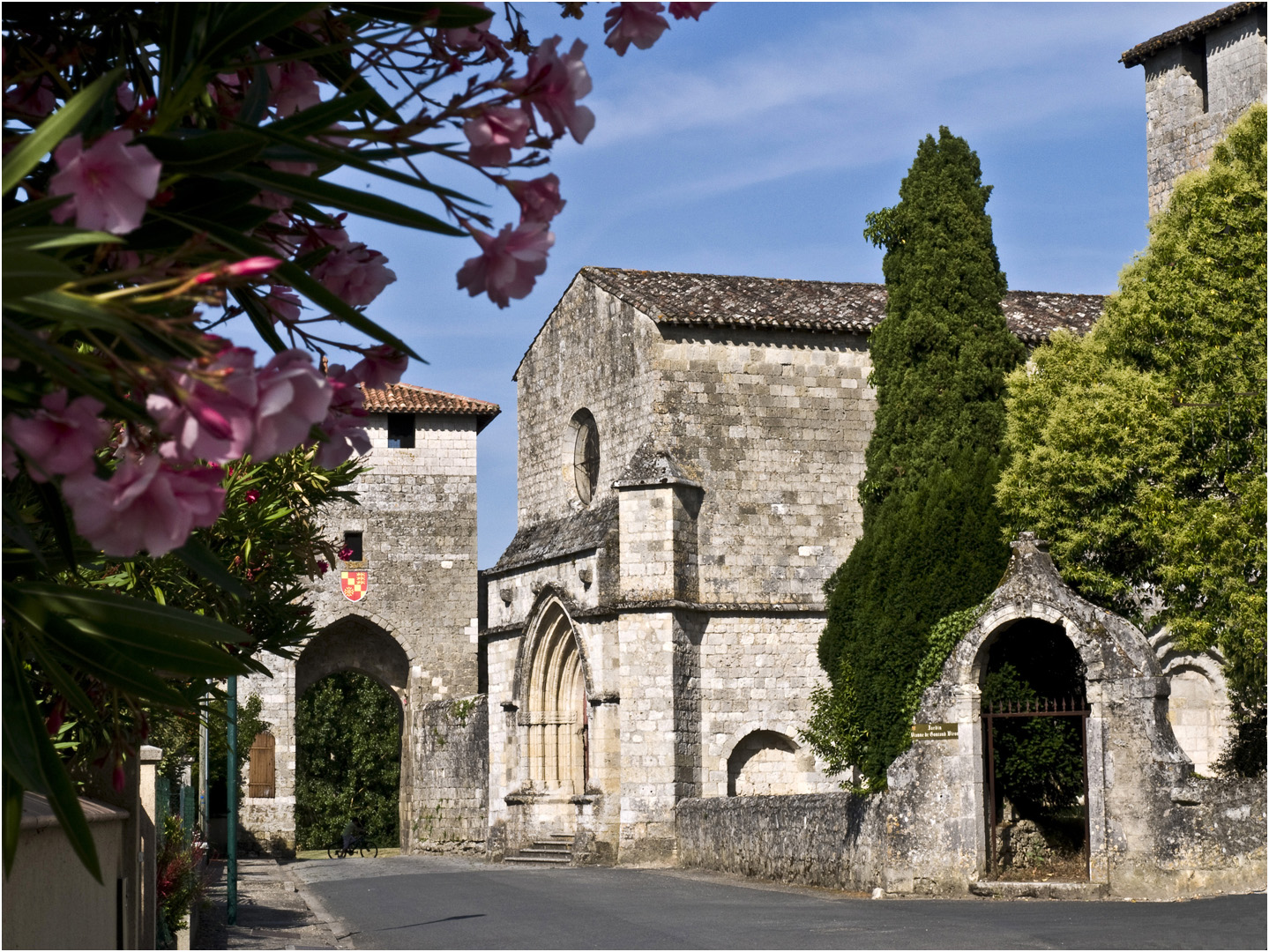 L’Eglise et la porte nord de Vianne