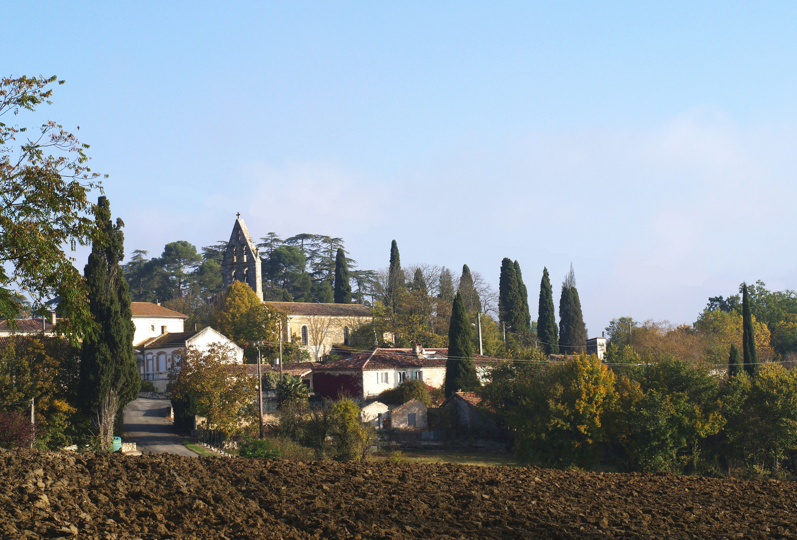 L’Eglise et le clocher mur de Bives (Nord du Gers)