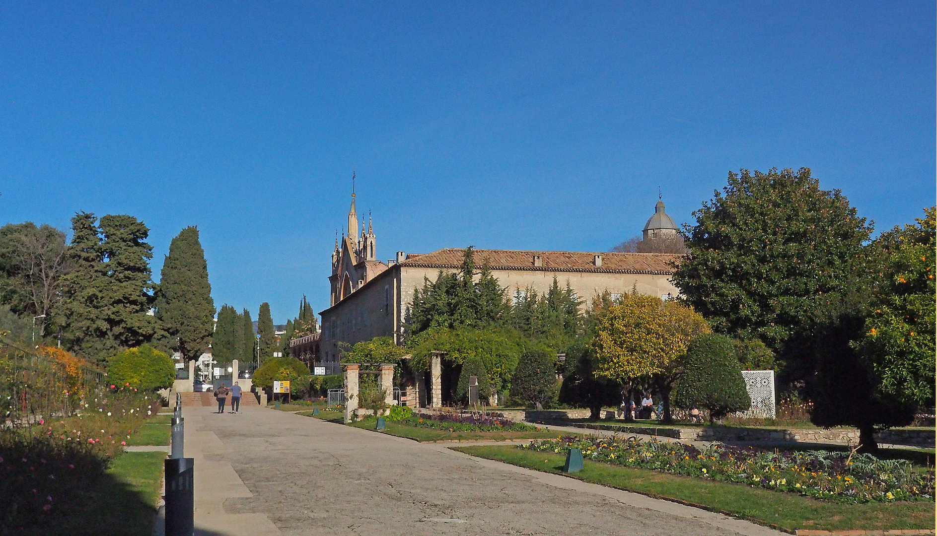 L’Eglise Notre-Dame de l’Assomption vue des jardins du Monastère