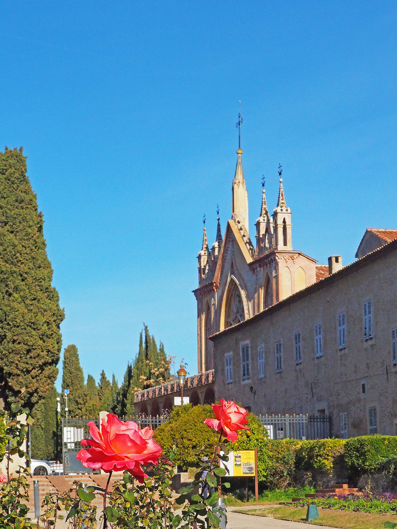 L’Eglise Notre-Dame de l’Assomption vue d’un des jardins du monastère