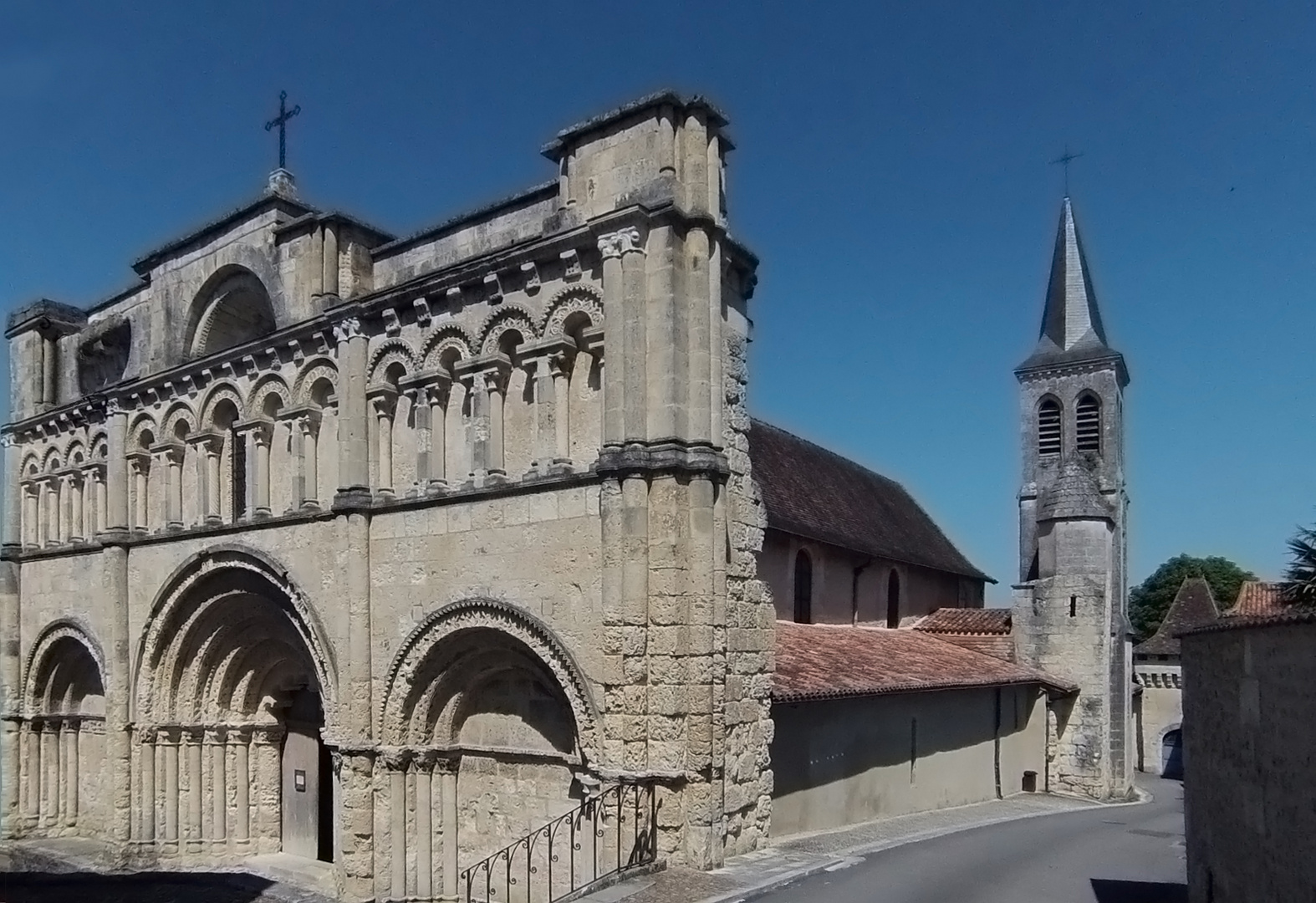 L’Eglise Saint-Jacques et son clocher décalé