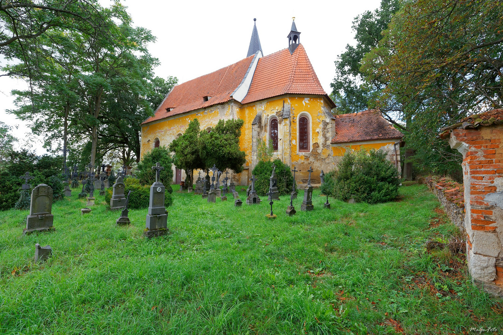 L'église Saint-Laurent avec l'ancien cimetière / Laurentzikirche mit altem Friedhof