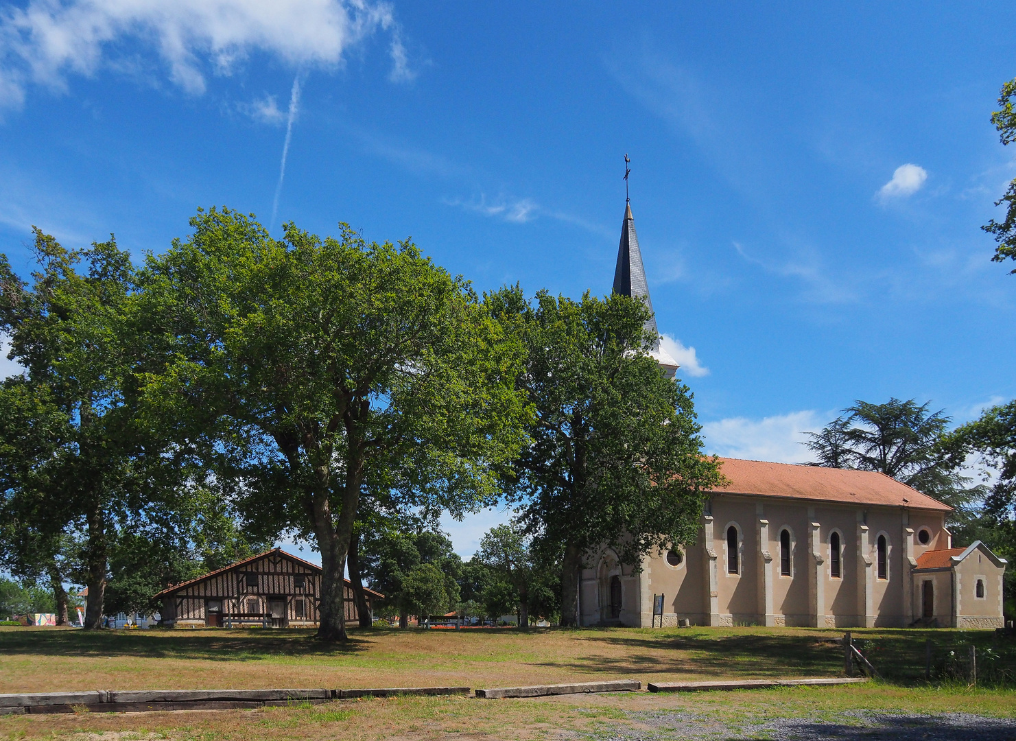 L’Eglise Saint-Michel et la Maison de l’Airial  -  Bias  (Landes)