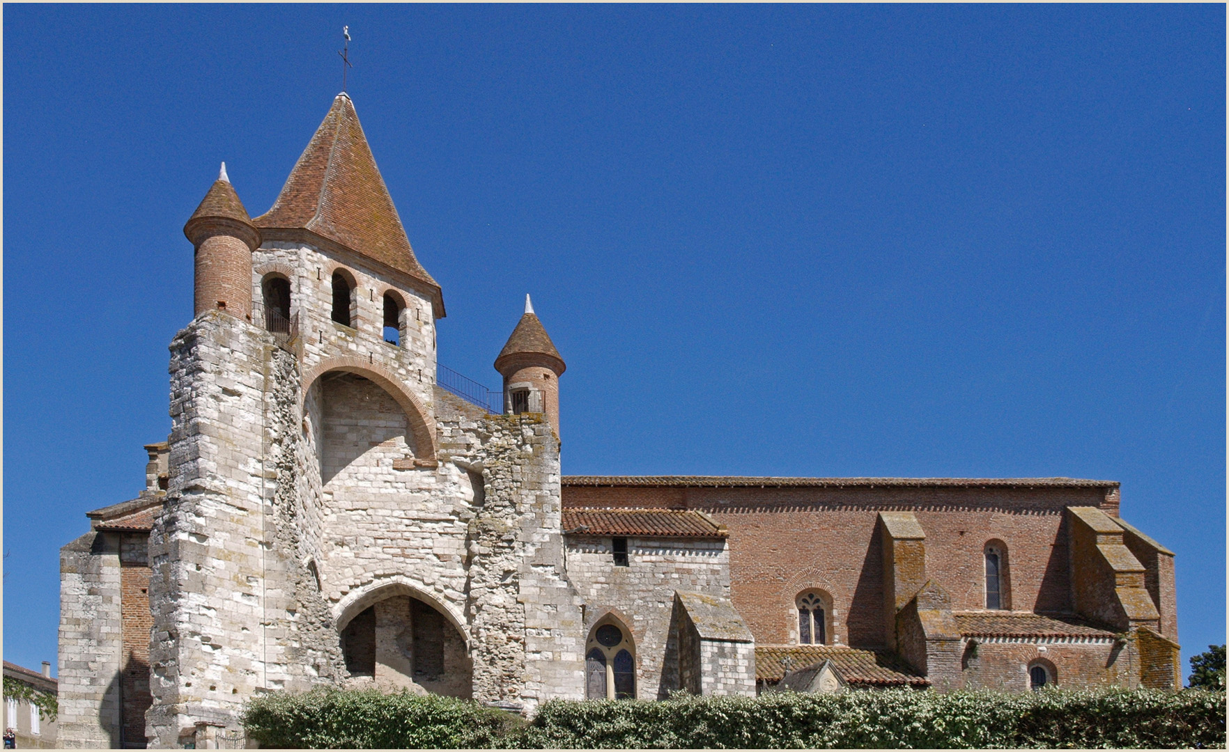  L’Eglise Saint-Pierre et son clocher décalé (XIIème-XIXème) à Auvillar  --  Tarn-et-Garonne