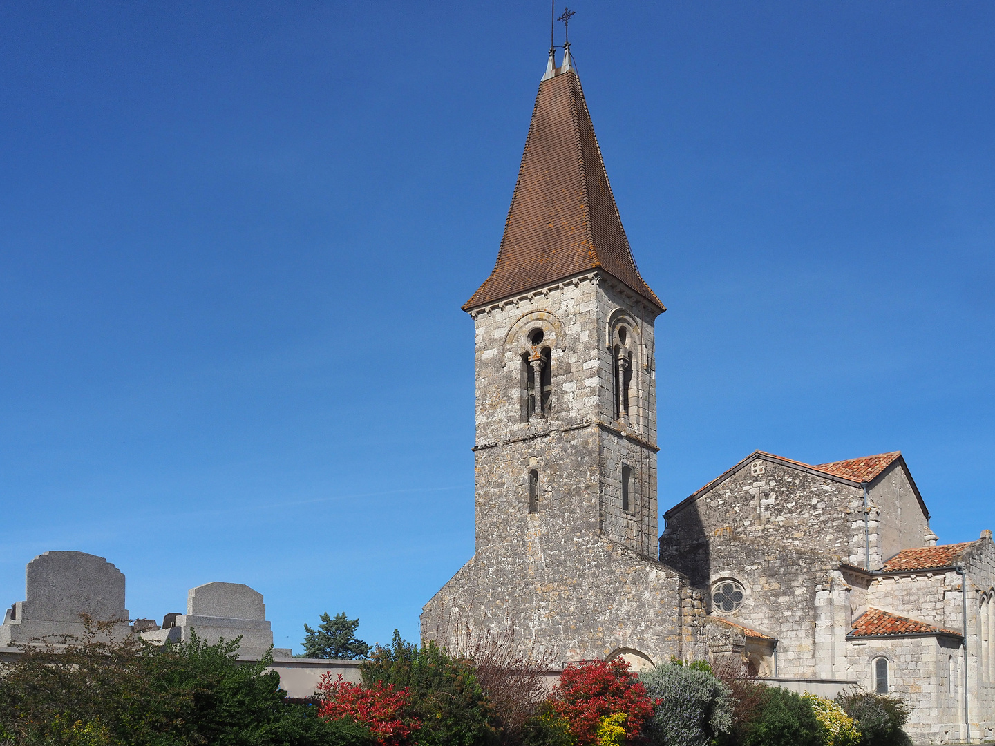  L’Eglise Saint-Vincent de la Montjoie et son cimetière