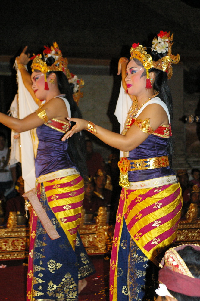 Legong-Tanz auf Bali: 2 Tänzerinnen