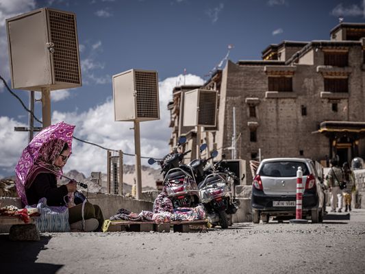 Leh Palace - Straßenverkäuferin