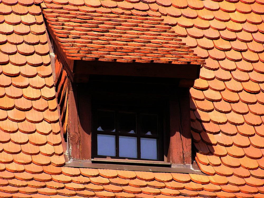 Lehnin / Brandenburg. Dachdetail in der Klosteranlage. Holz(!)-Schindeln