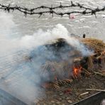 Leichen brennen am Ufer des Bagmati