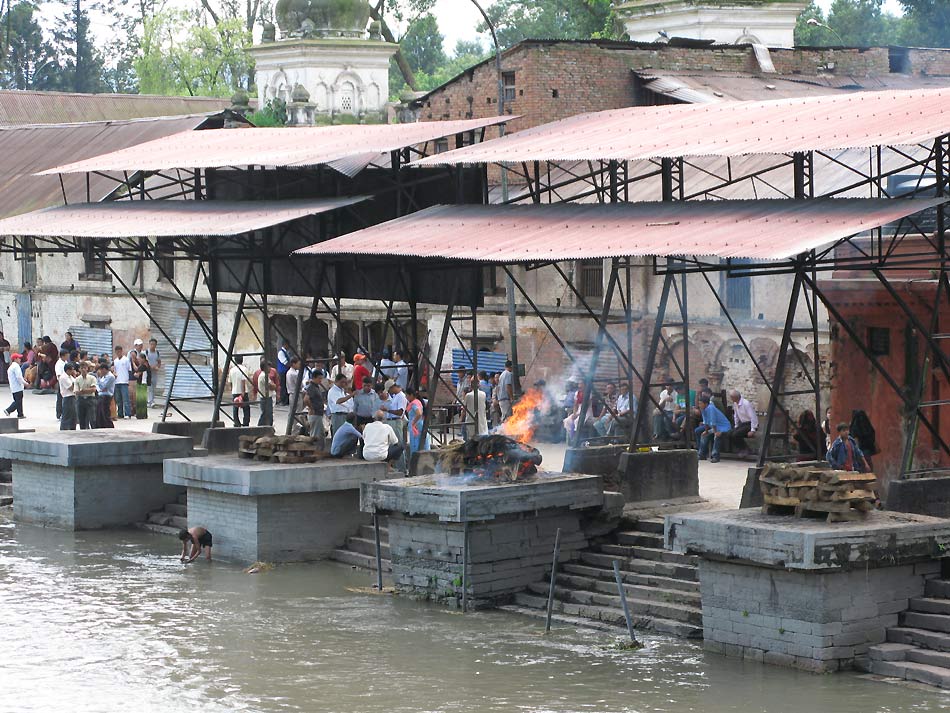 Leichen brennen am Ufer des Bagmati