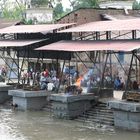 Leichen brennen am Ufer des Bagmati