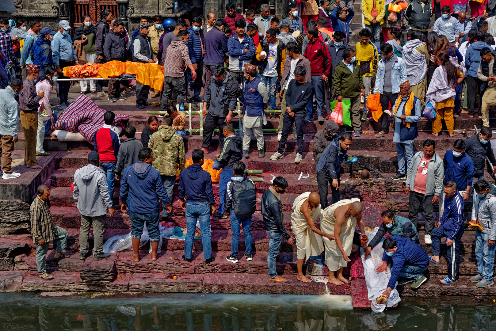 Leichenwaschung in Pashupatinath, Kathmandu/Nepal