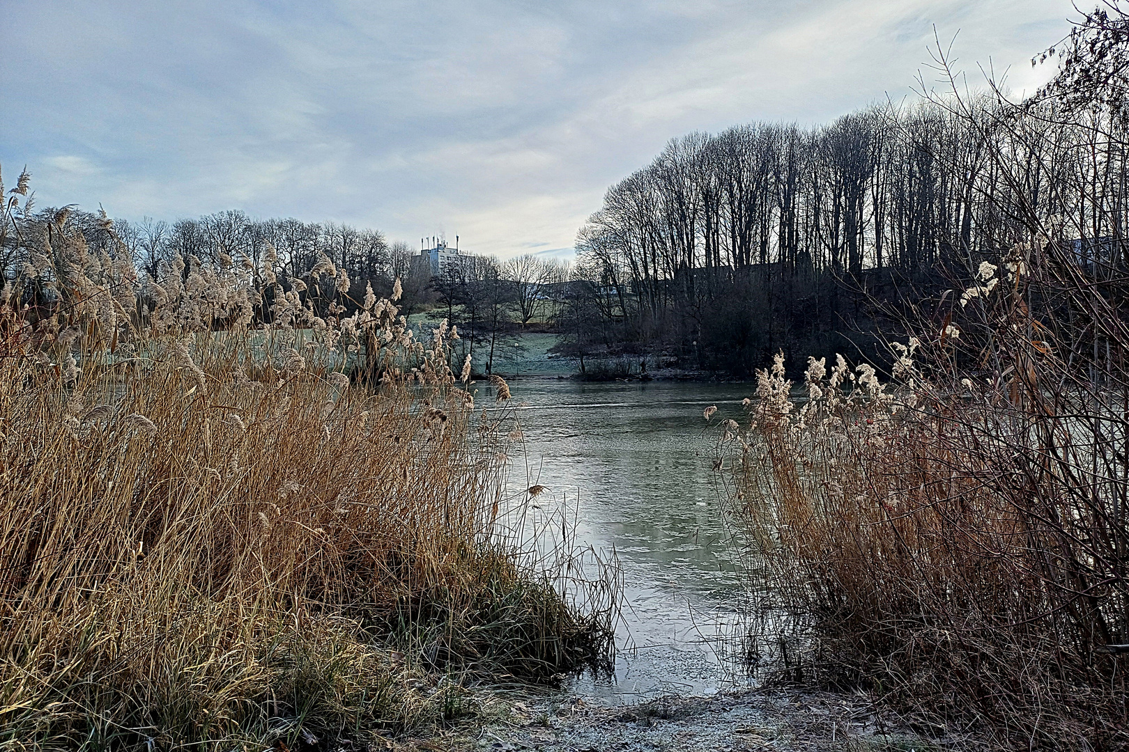 leicht angefroren ruht der See 