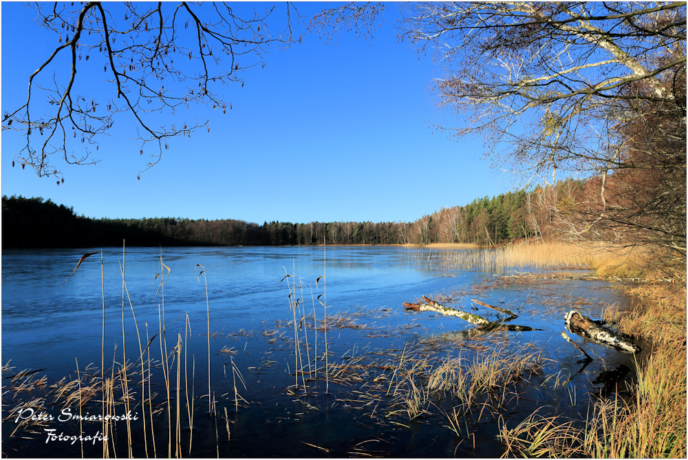 Leicht angefrorene See