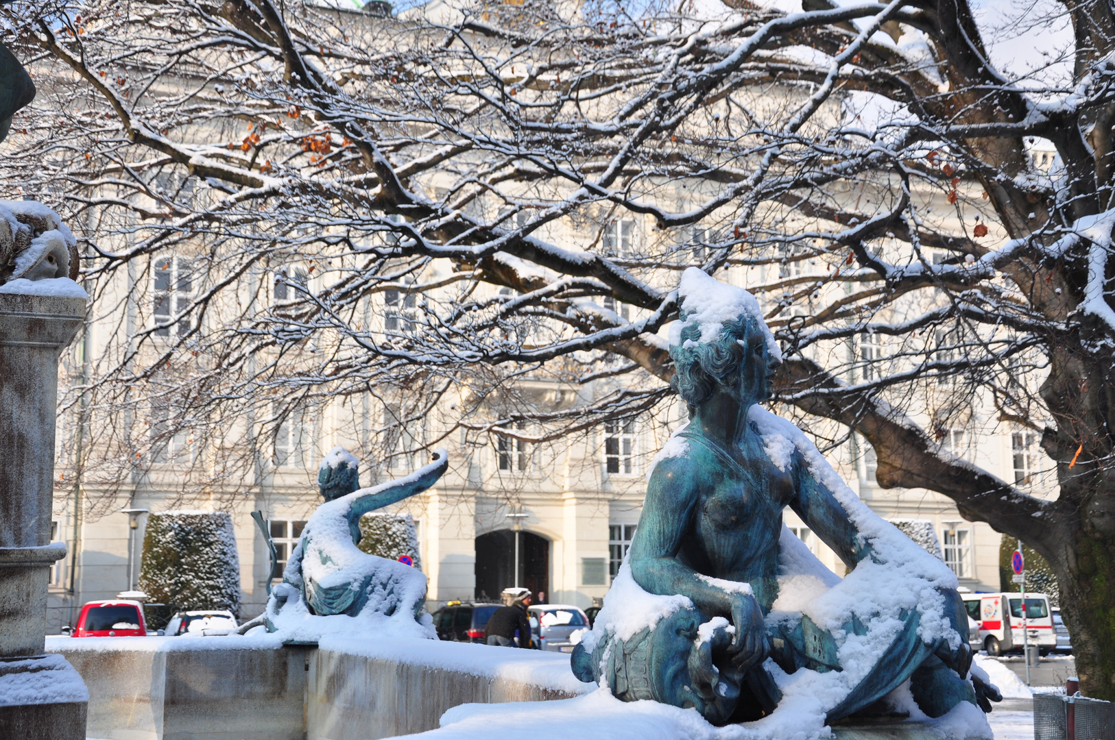 Leicht bekleidet am Leopoldsbrunnen