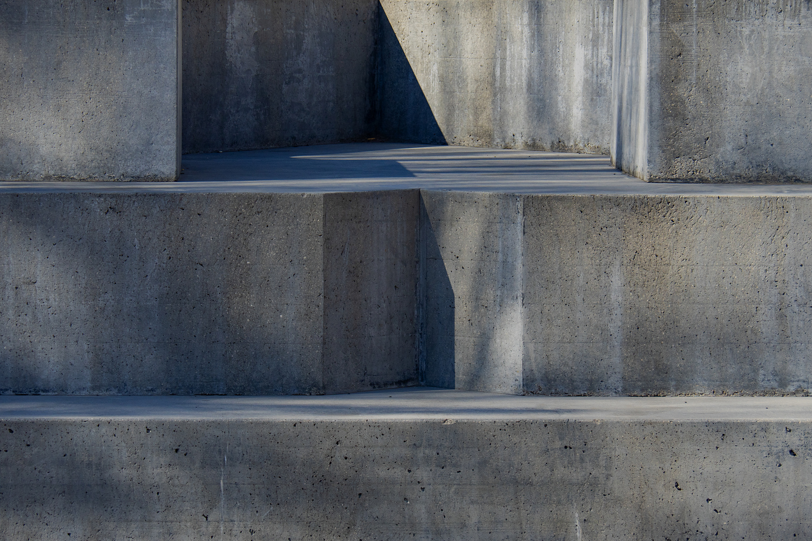 leicht bläuliches betondenkmal...