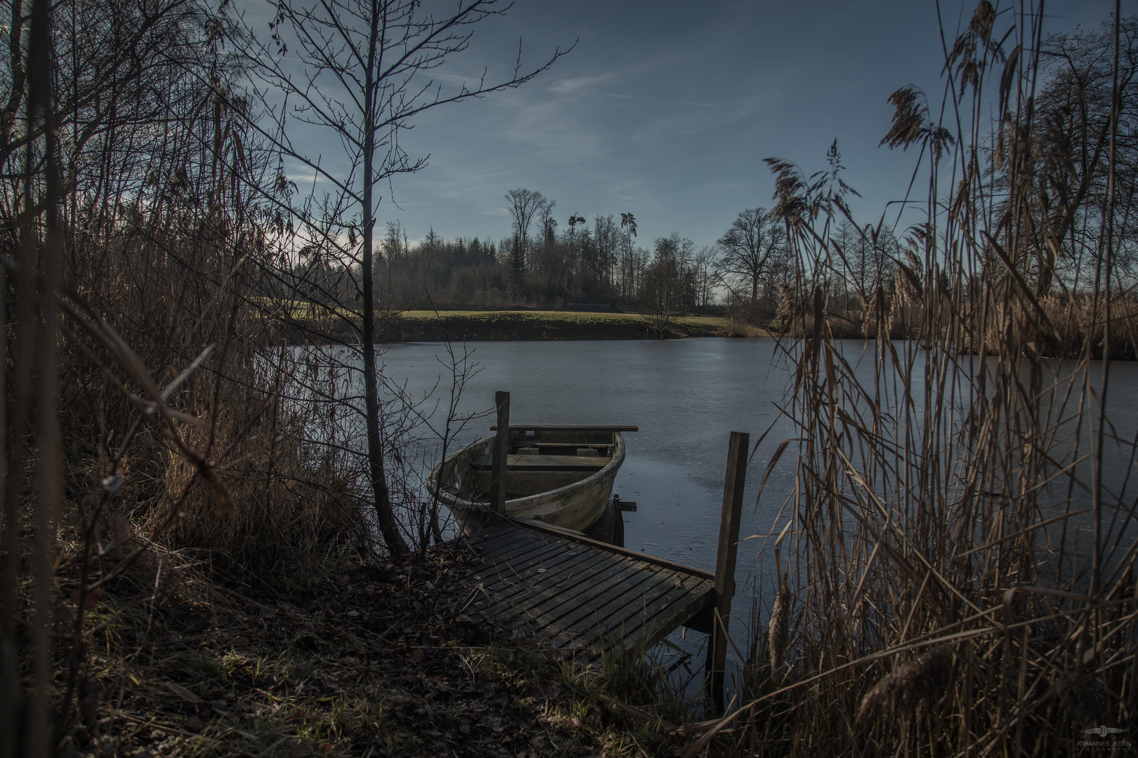 Leicht gefrorener Teich