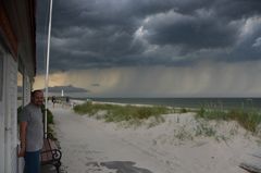 leicht geschützt vom Unwetter