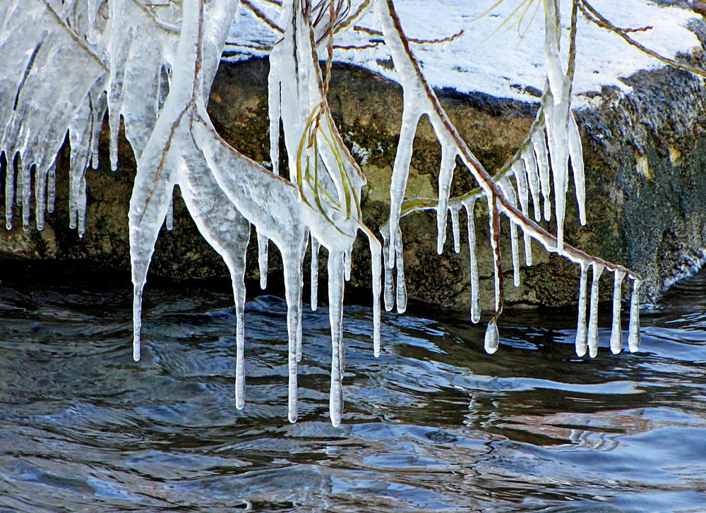 Leicht gespiegelte Eiszapfen