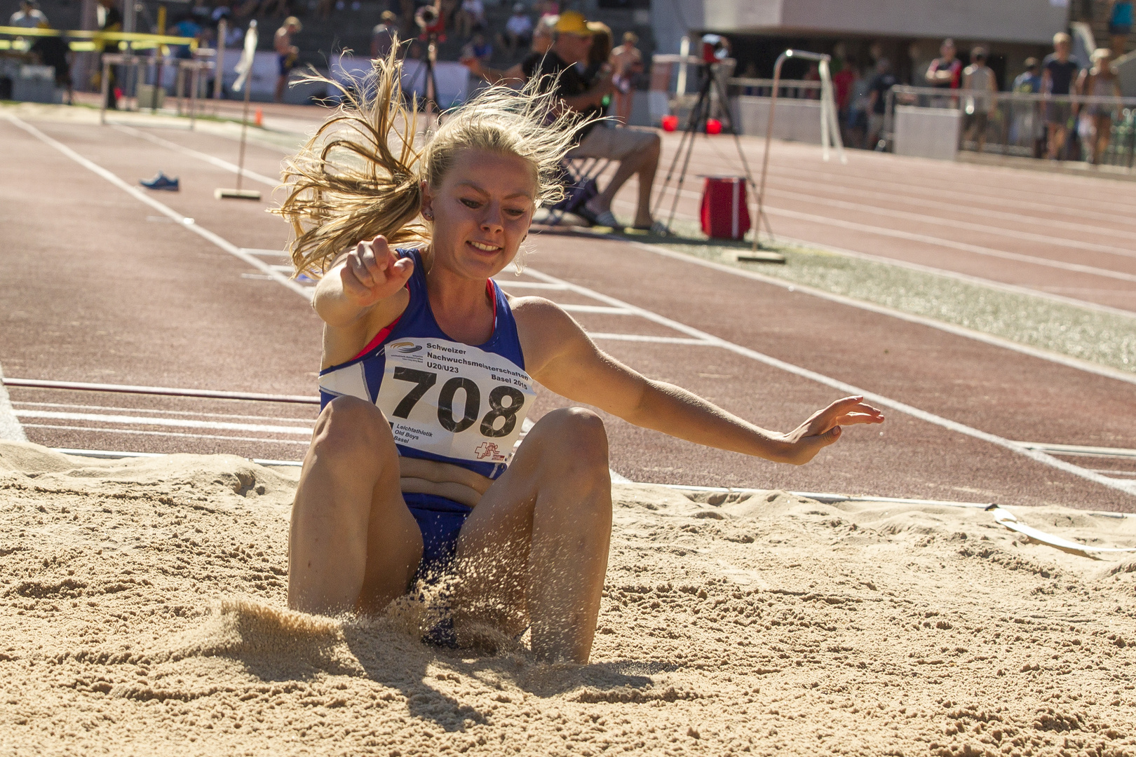 Leichtathletin landet beim Weitsprung mit wehendem Haar