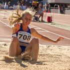 Leichtathletin landet beim Weitsprung mit wehendem Haar