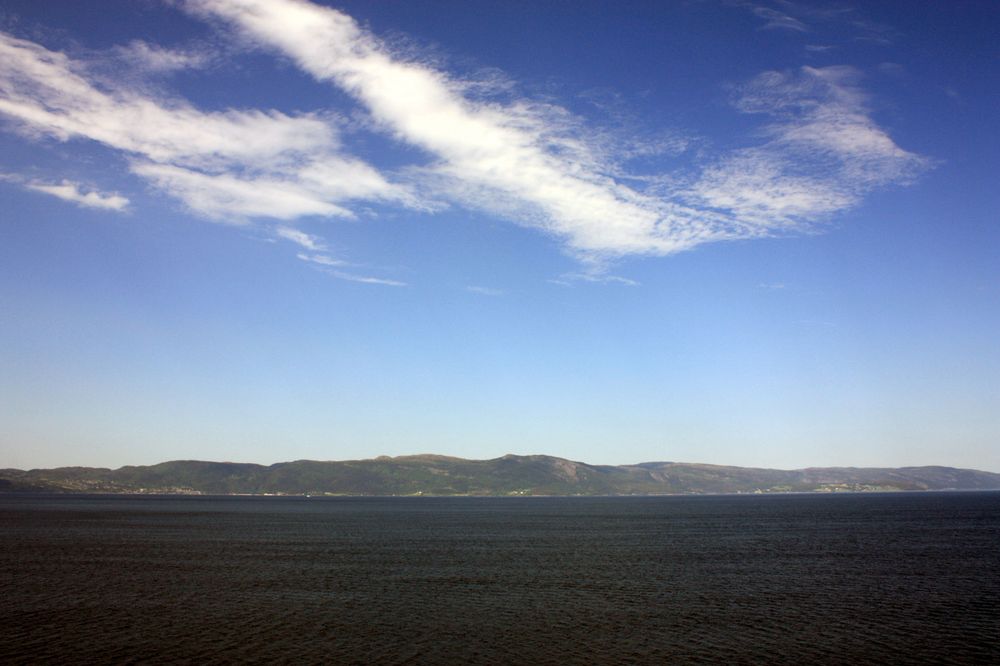 leichte Bewölkung über dem Trondheimfjord