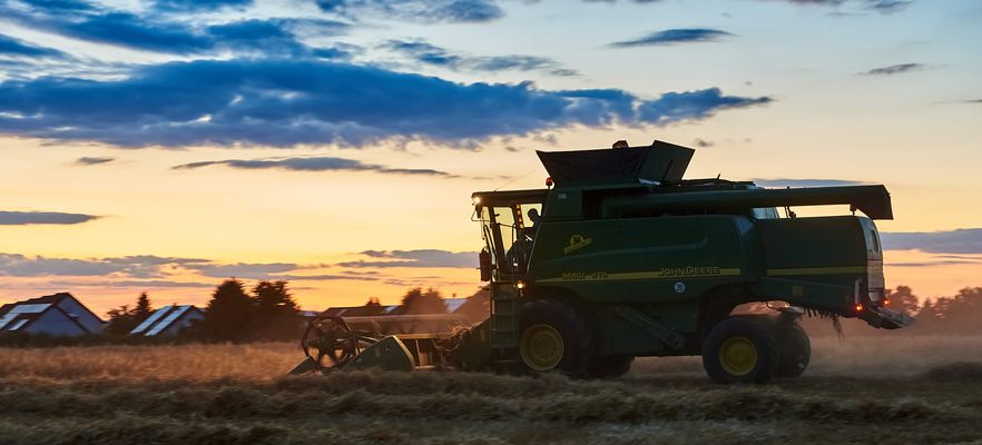 Leichte Dynamik durch Mitzieher (1/6 Sek) beim Sonnenuntergang zur blauen Stunde, schneller fuhr…