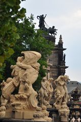 Leichte Gesellschaft vor der Oper