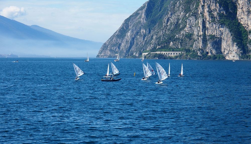 Leichte Segler am Gardasee