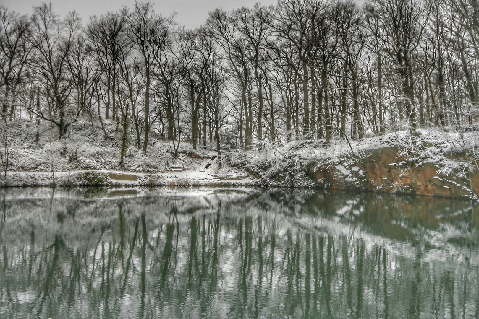 Leichte Winterspieglung am Teich..