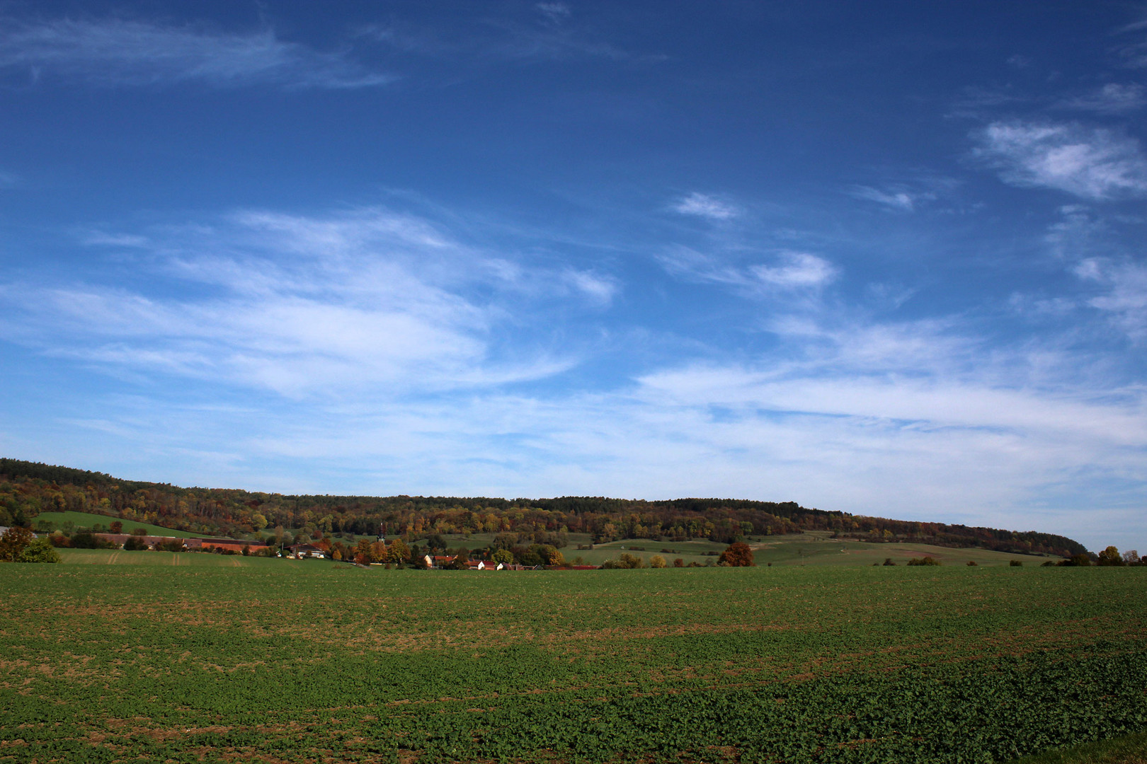 leichte Wolkenformationen über dem Dorf