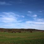 leichte Wolkenformationen über dem Dorf