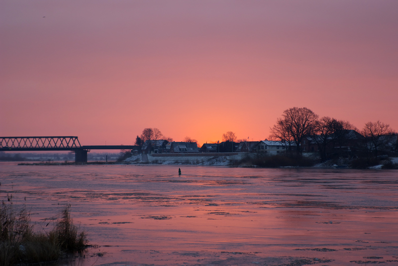 Leichter Eisgang auf der Elbe bei Sonnenaufgang.