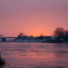 Leichter Eisgang auf der Elbe bei Sonnenaufgang.